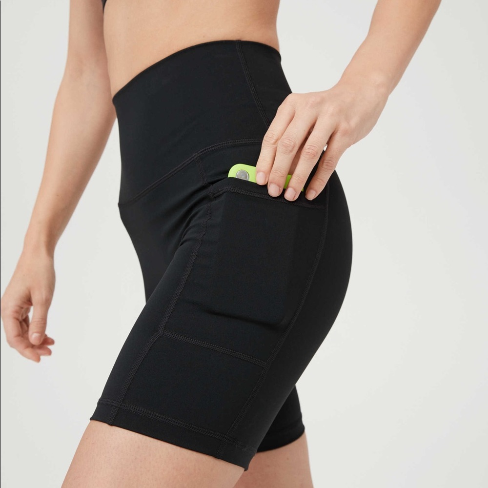 women’s biker shorts w/ pockets